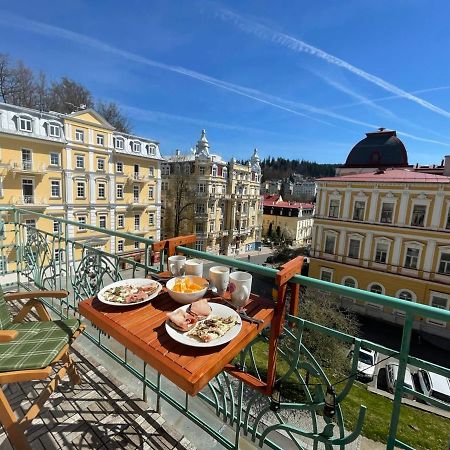 2 balconies above colonnade apartment Mariánské Lázně Extérieur photo