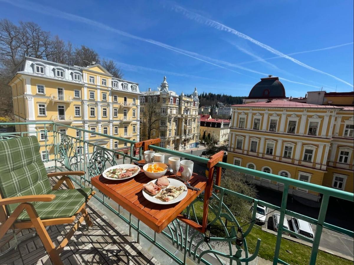 2 balconies above colonnade apartment Mariánské Lázně Extérieur photo