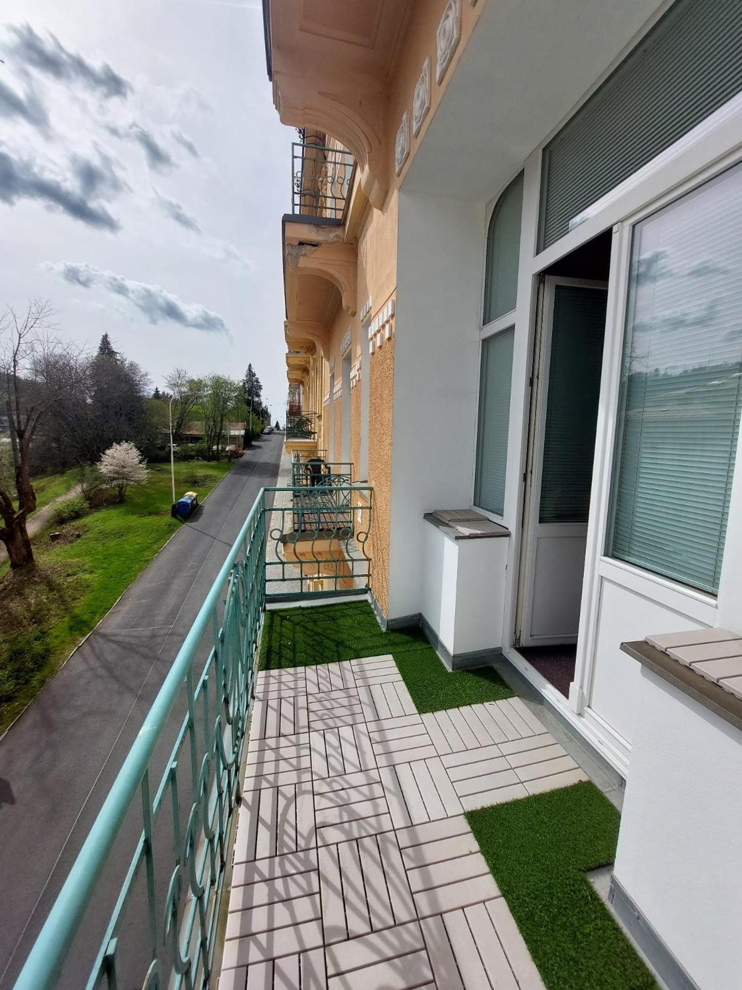 2 balconies above colonnade apartment Mariánské Lázně Extérieur photo