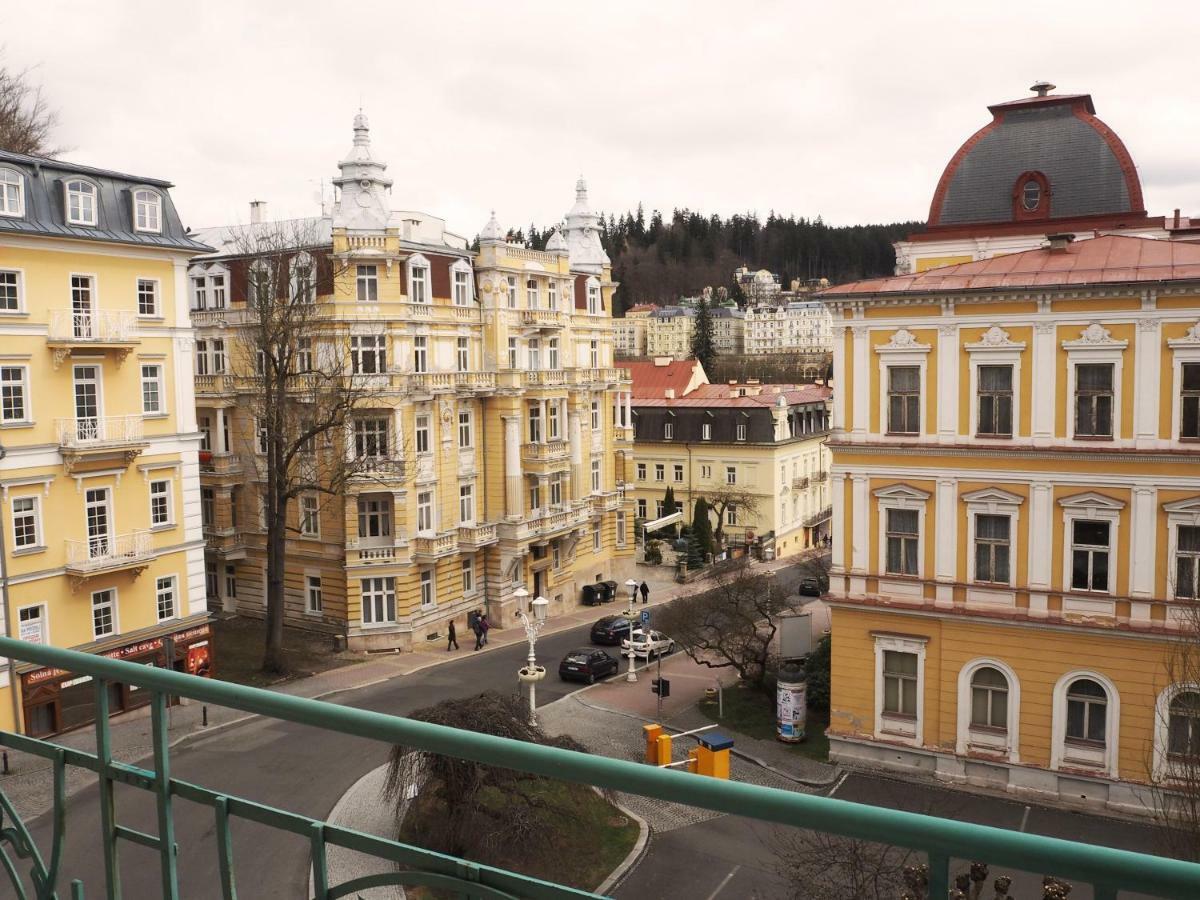 2 balconies above colonnade apartment Mariánské Lázně Extérieur photo