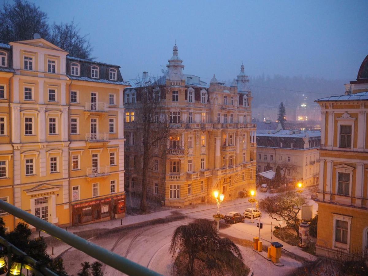 2 balconies above colonnade apartment Mariánské Lázně Extérieur photo