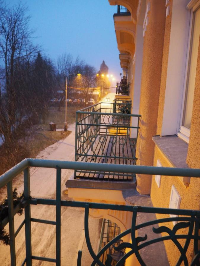 2 balconies above colonnade apartment Mariánské Lázně Extérieur photo